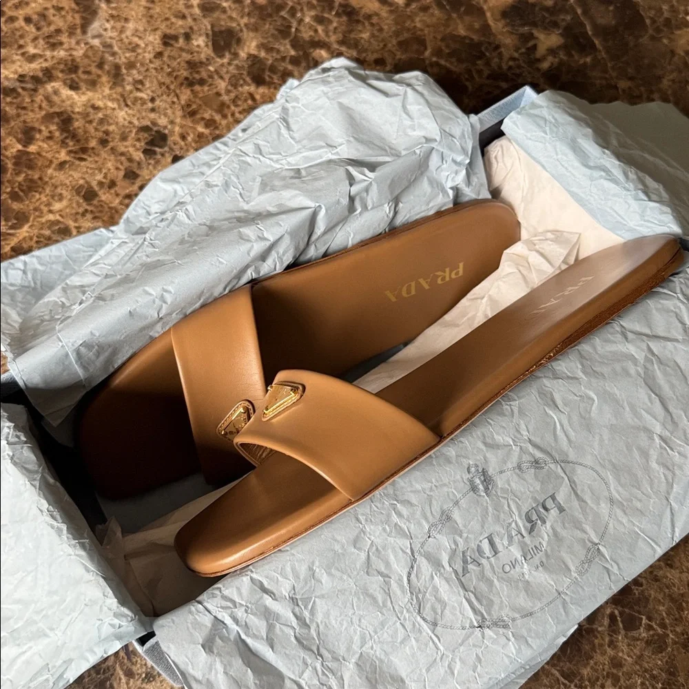 Prada ciabatte slides sandals flats camel beige leather tan gold logo sz 39.5